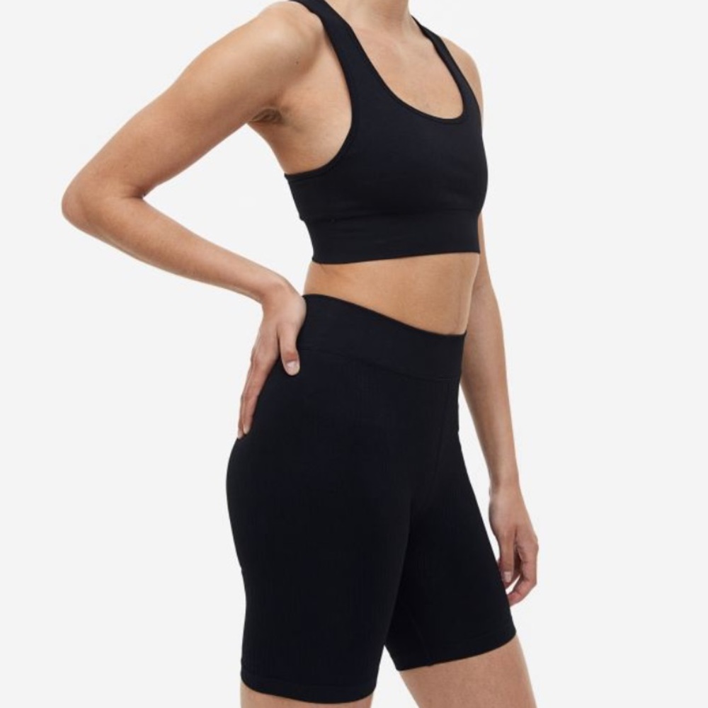 🎉 3 for $25 - H&M black cotton jersey mid thigh bike shorts. Size M